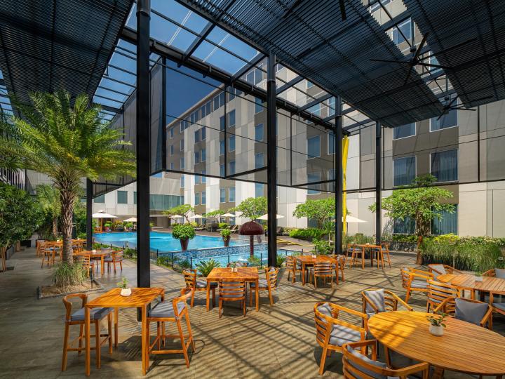 Sambut Akhir Pekan dengan “Friday Sundown” di Amuse Poolbar & Restaurant Radisson Lampung Kedaton